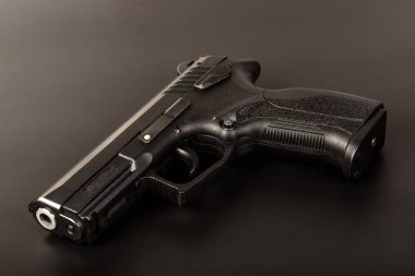 Karanlık bir arka plan üzerinde siyah silah (tabanca) yakından