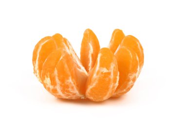 Beyaz bir arka plan üzerinde izole taze mandalina.