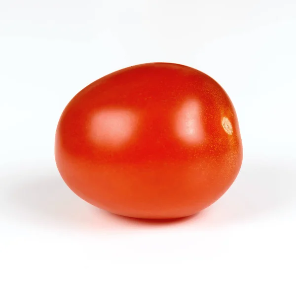 Une tomate mûre rouge de près sur un blanc — Photo