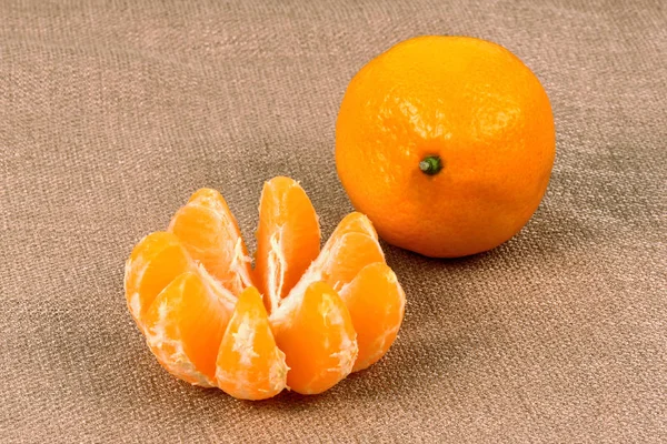 Tangerine on a linen background made of cloth. — Stock Photo, Image