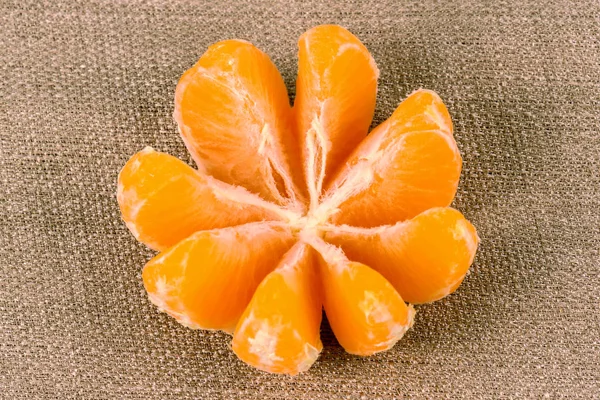 Tangerine on a linen background made of cloth. — Stock Photo, Image