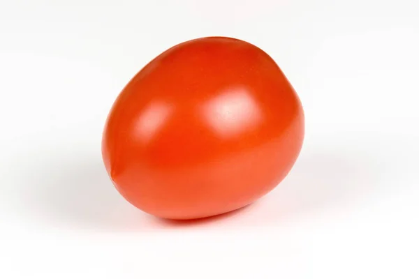 Une tomate mûre rouge de près sur un blanc . — Photo