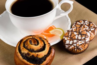 Bir fincan kahve ve kurabiye yakın..