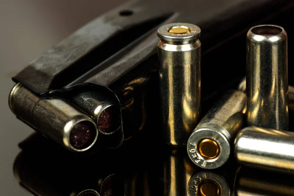 De geladen houder voor het pistool en cartridges — Stockfoto