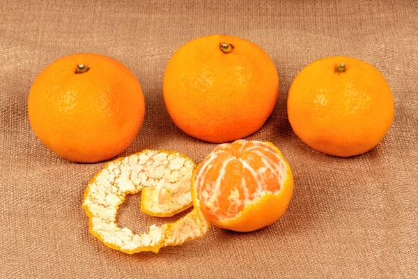 Tangerine on a linen background made of cloth. — Stock Photo, Image