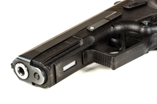 Det svarta vapnet (pistol) på en vit bakgrund på nära håll — Stockfoto