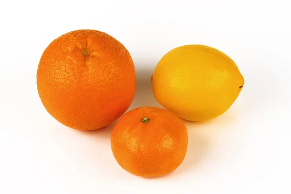 Świeży pomarańczowy, cytryna, mandarynka na białym tle na białym tle. — Zdjęcie stockowe