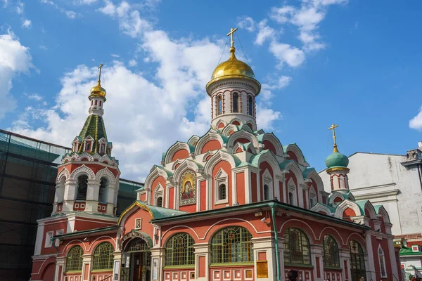 Uitzicht op de Kazan Kathedraal van de kant van het Rode plein. Rusland. — Stockfoto