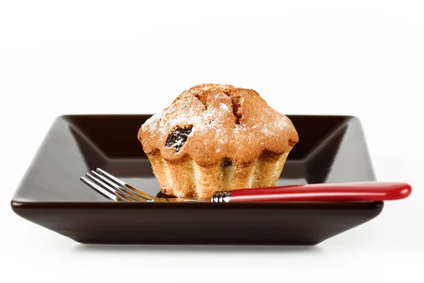 Pastel crujiente en un plato oscuro con un tenedor — Foto de Stock