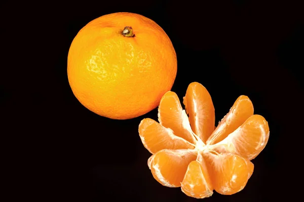 One fresh mandarin and one a peeled — Stock Photo, Image