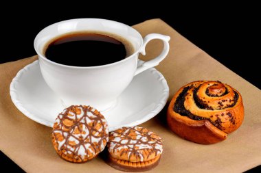 Bun, çikolatalı kurabiye ve kahve