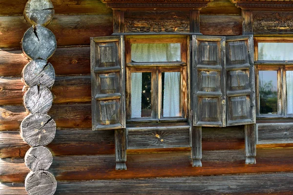 Starý dřevěný rustikální dům — Stock fotografie