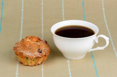 fincan kahve ve kek üzümlü