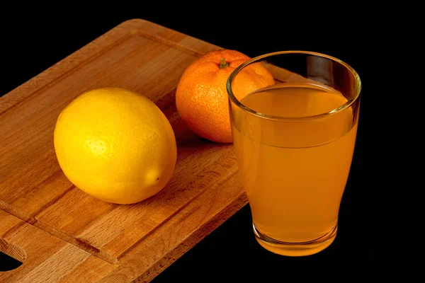 Μανταρίνι, το λεμόνι και το ποτήρι του χυμού — Φωτογραφία Αρχείου