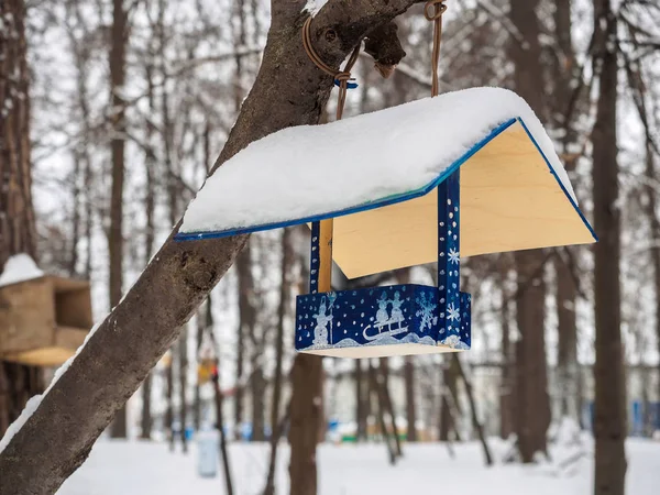 公園で鳥の送り装置 — ストック写真