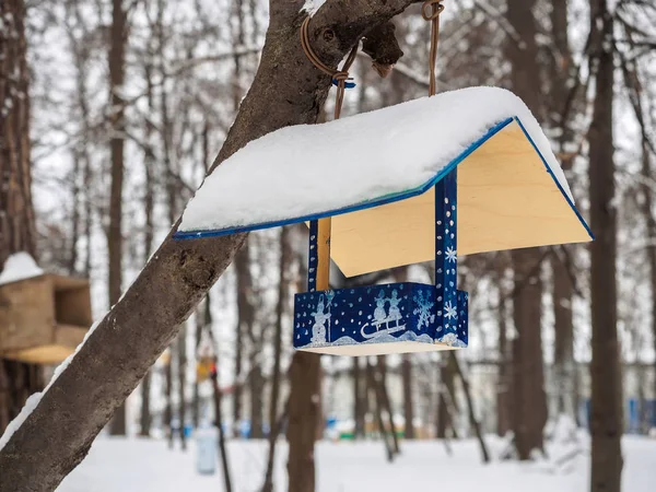 Alimentatori per uccelli nel parco — Foto Stock