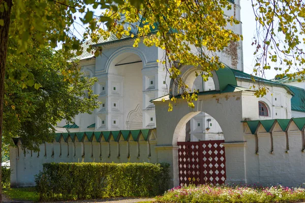 Puerta principal del antiguo Kremlin de Suzdal — Foto de Stock