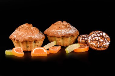 Çikolata bisküvi kek, kurabiye ve meyve şekeri yakın çekim