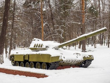 Tank öğleden sonra kar altında