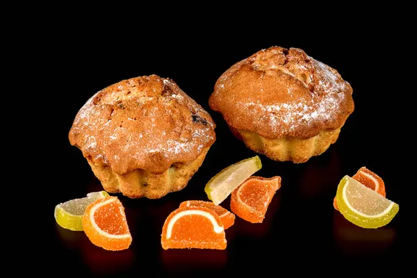 Pastel de galletas de chocolate y caramelos de frutas de cerca — Foto de Stock