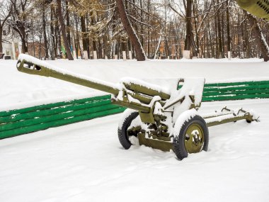 Parkta karla kaplı tanksavar topları
