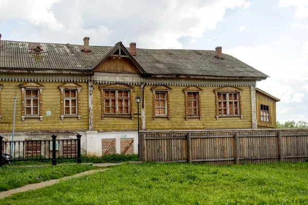 Starý dřevěný rustikální dům — Stock fotografie