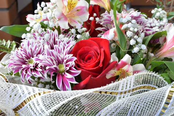 Beyaz arka planda güzel bir buket çiçek.