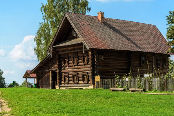 Stary drewniany dom rustykalne w słoneczny letni dzień — Zdjęcie stockowe