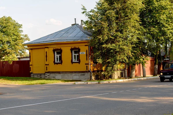 Старый деревянный деревенский дом солнечный летний день — стоковое фото