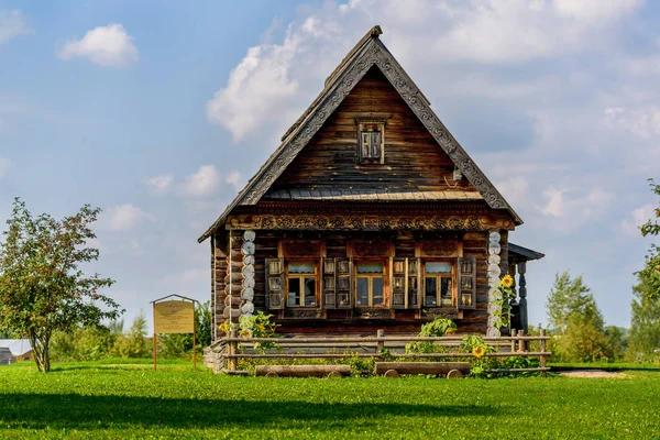 Altes rustikales Holzhaus — Stockfoto