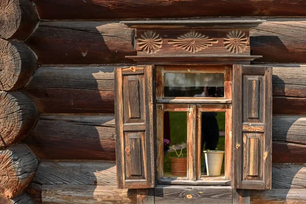 Altes rustikales Holzhaus — Stockfoto