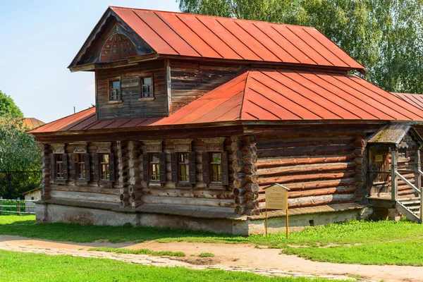 Velha casa rústica de madeira — Fotografia de Stock
