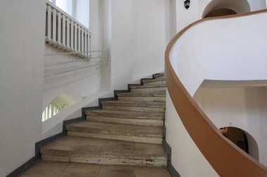 Döner merdiven korkuluk sarı ve beyaz duvarlar