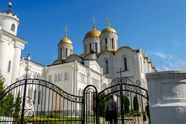 夏にウラジミールの古い正教会。ロシアの金の指輪. — ストック写真