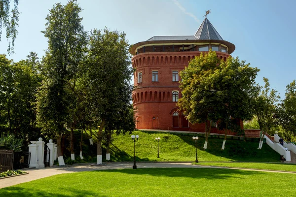 Starobylé vodárenské věže ve městě — Stock fotografie