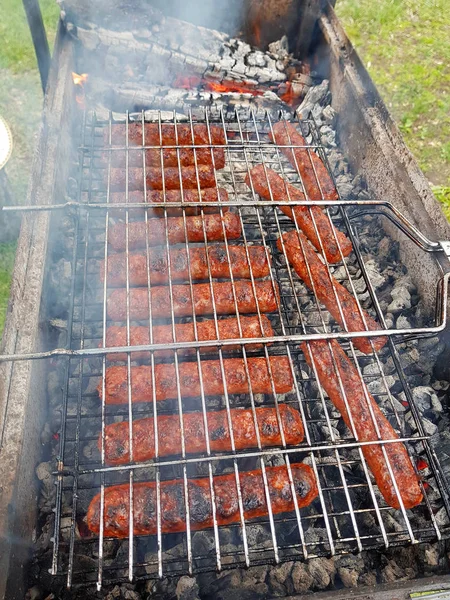 Würstchen auf dem Grill braten — Stockfoto