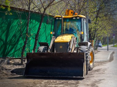 Sarı traktör standları