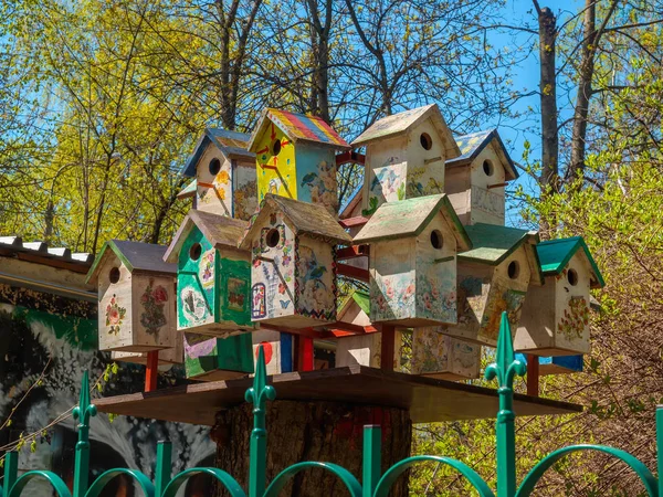 Kleurrijke nestkastjes handgemaakt met een schilderij — Stockfoto