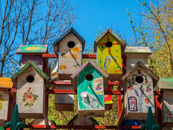Colorate casette per uccelli realizzate a mano con un dipinto — Foto Stock