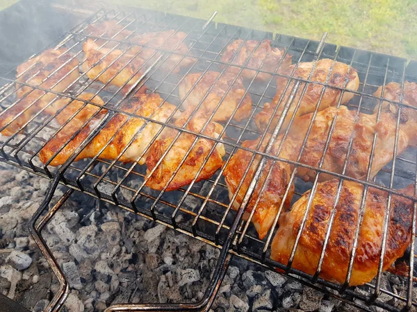 Chutné kuře grilování na grilu — Stock fotografie