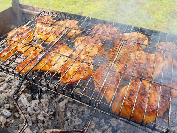 Smakelijke Kip grillen op de grill. — Stockfoto
