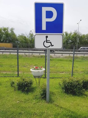 Engelliler için park işareti
