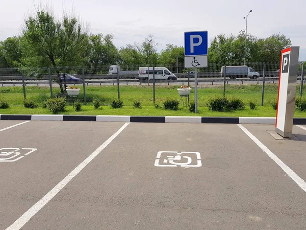 Señal de aparcamiento para personas con discapacidad — Foto de Stock
