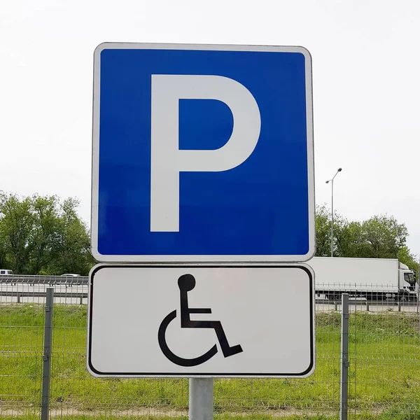 Engelliler için park işareti — Stok fotoğraf