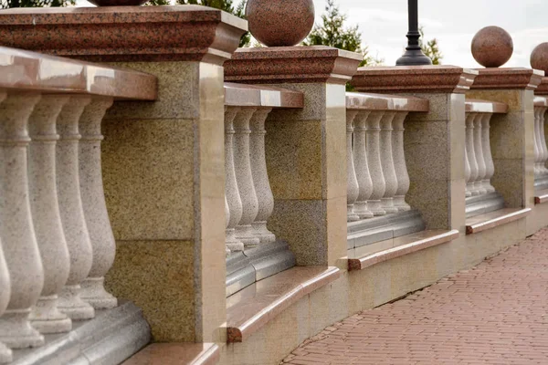 Balaustrada de pedra de granito e pavimento — Fotografia de Stock