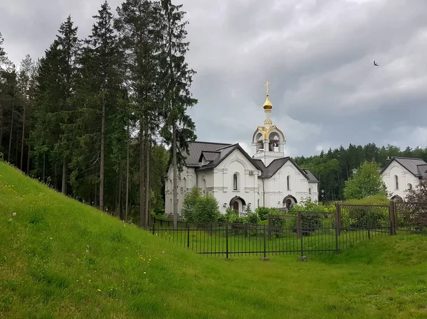 Wit orthodoxe kerk in de buurt van het memorial complex "Katyn". — Stockfoto