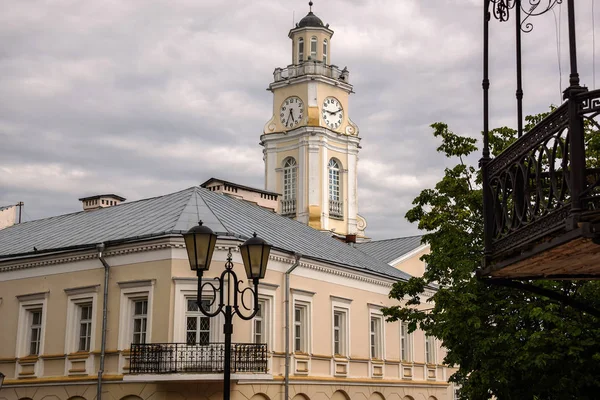 Старый дом и часовая башня в Витебске — стоковое фото