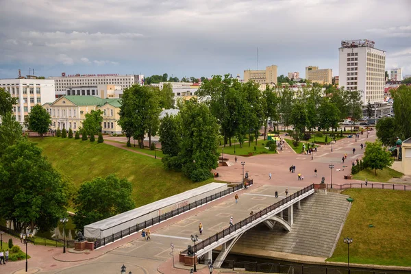 Міст через річку погляд міста Вітебськ — стокове фото