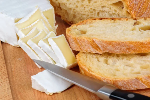 Bir gemide kahvaltı için dilimlenmiş peynir ve ekmek.