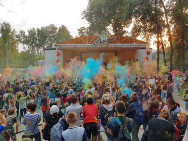 Renkli çiçekli Festivali'nde atma Holi. Rusya, Moskova, Eylül 2017.